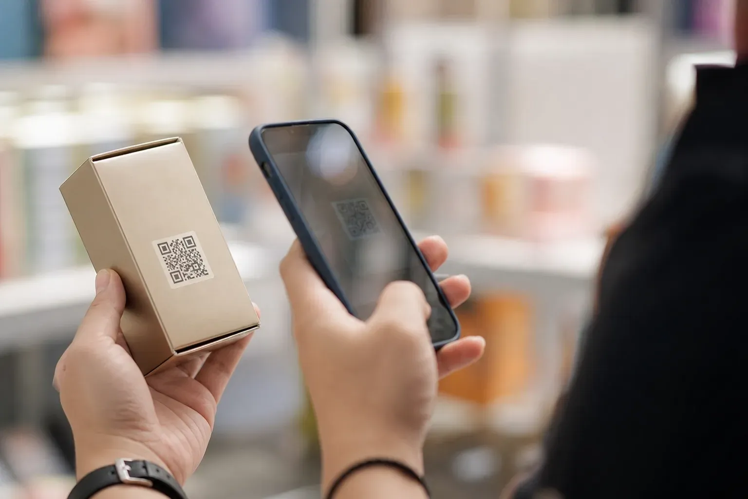 Une main scanne un QR code imprimé sur un emballage de produit avec un smartphone dans un magasin moderne.