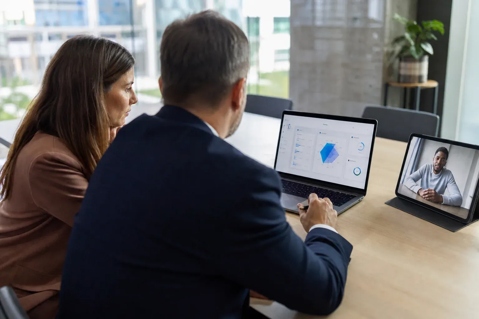 Une responsable RH examine sur ordinateur les résultats d’une évaluation de compétences en ligne, dans un bureau moderne.