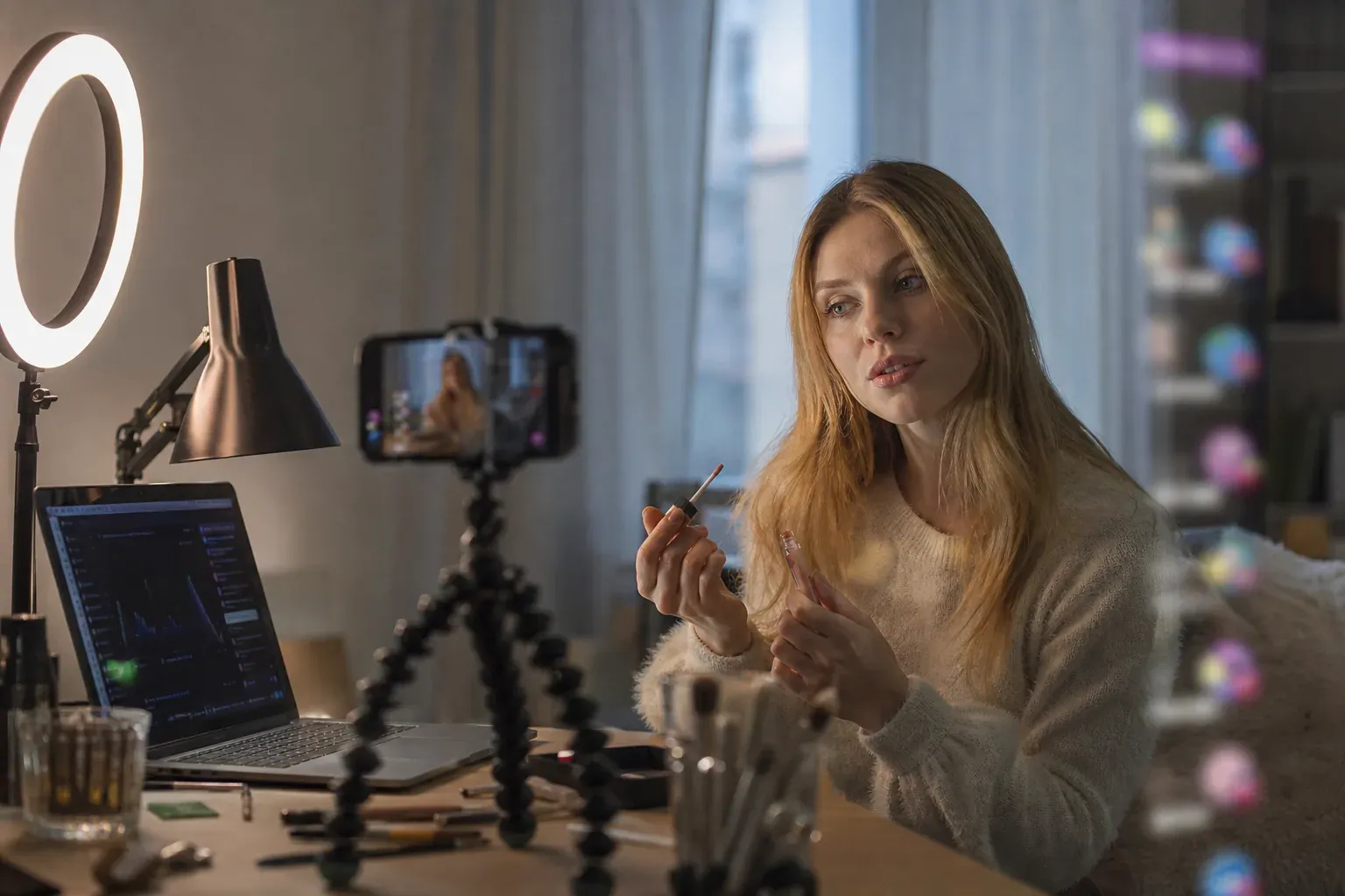 Créateur de contenu en train d’animer un live TikTok avec smartphone sur trépied, lumière annulaire et écran de contrôle ouvert.