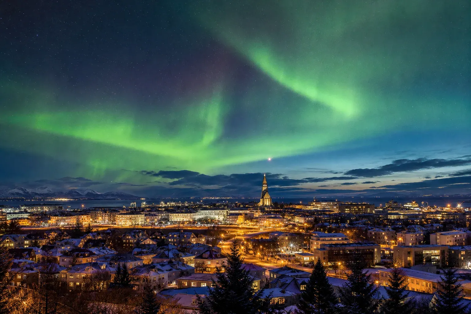 Vue réaliste de Reykjavik au crépuscule avec des aurores boréales au-dessus de la ville et des montagnes enneigées en arrière-plan.