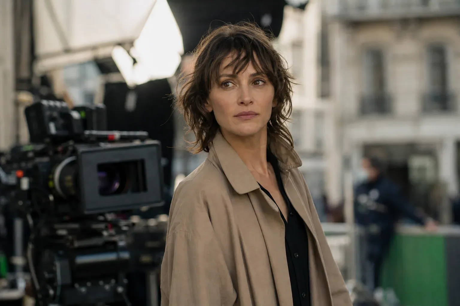 Une actrice française dans un décor de tournage, éclairée avec un rendu cinématographique, évoquant l’univers du cinéma français.