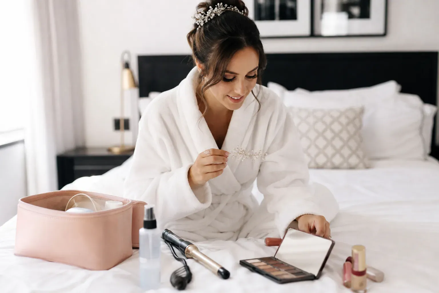 Mariée préparant sa coiffure et son maquillage dans une chambre lumineuse avant son voyage de noces.