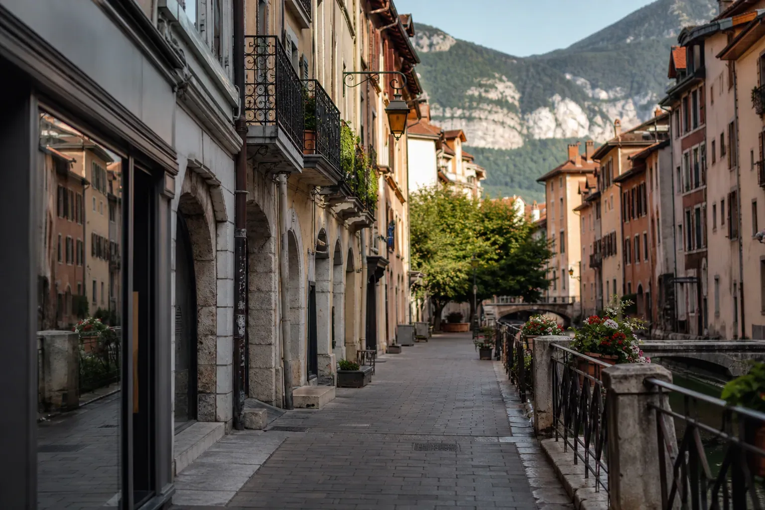 Rue élégante du Triangle d’Or d’Annecy avec façades anciennes, vitrines discrètes et ambiance urbaine soignée au pied des Alpes.